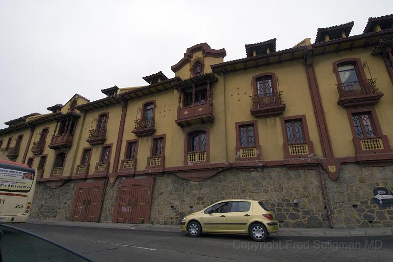 20071221 110552 D200 3900x2600.jpg - Colorful building, Valparaiso, Chile